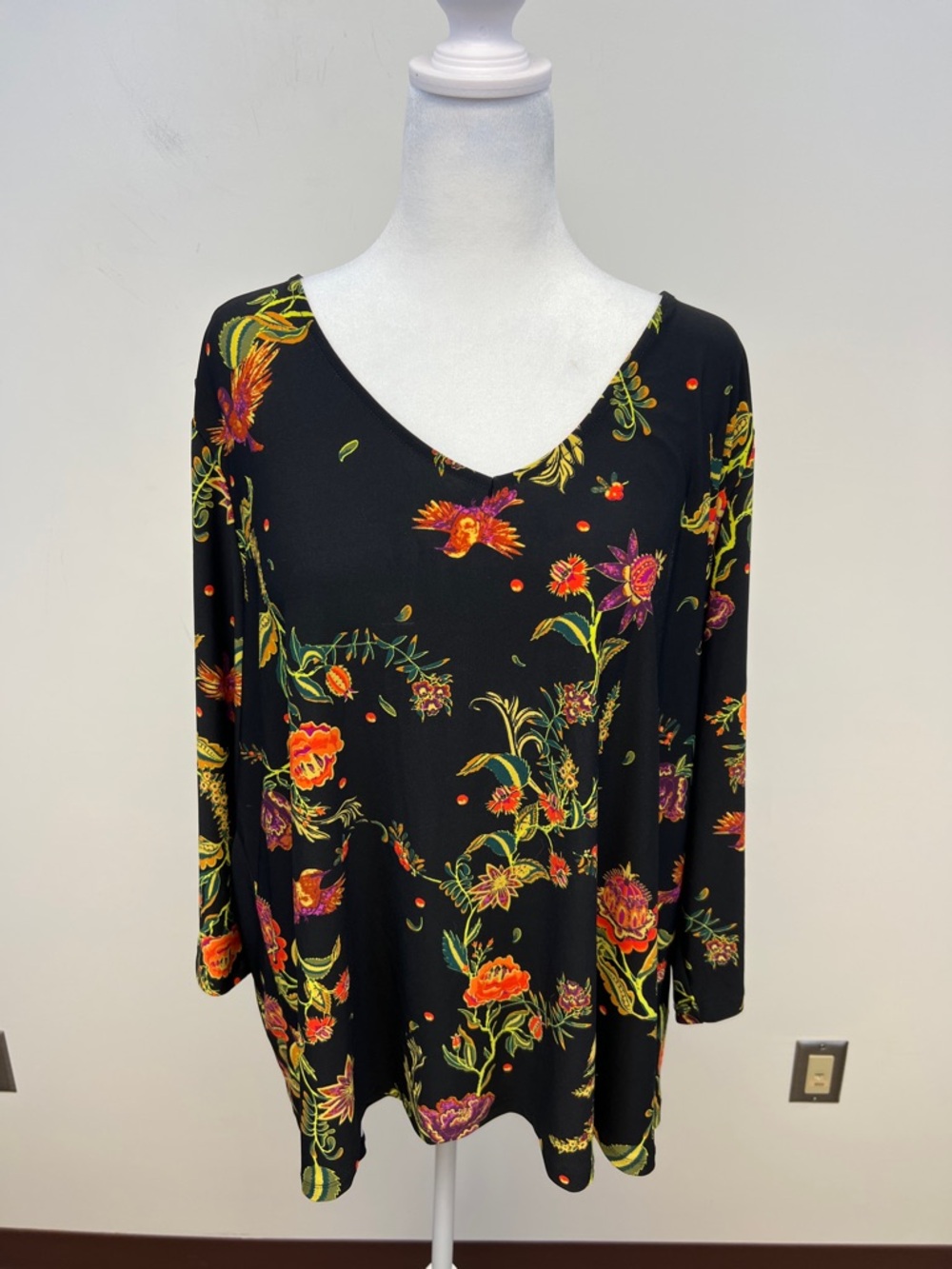 Attitudes by Renee Women's Black Tropical Floral V Neck Stretchy Blouse Size 3X